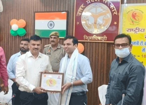जिलाधिकारी ने मरीजों को वितरित की पोषण किट
