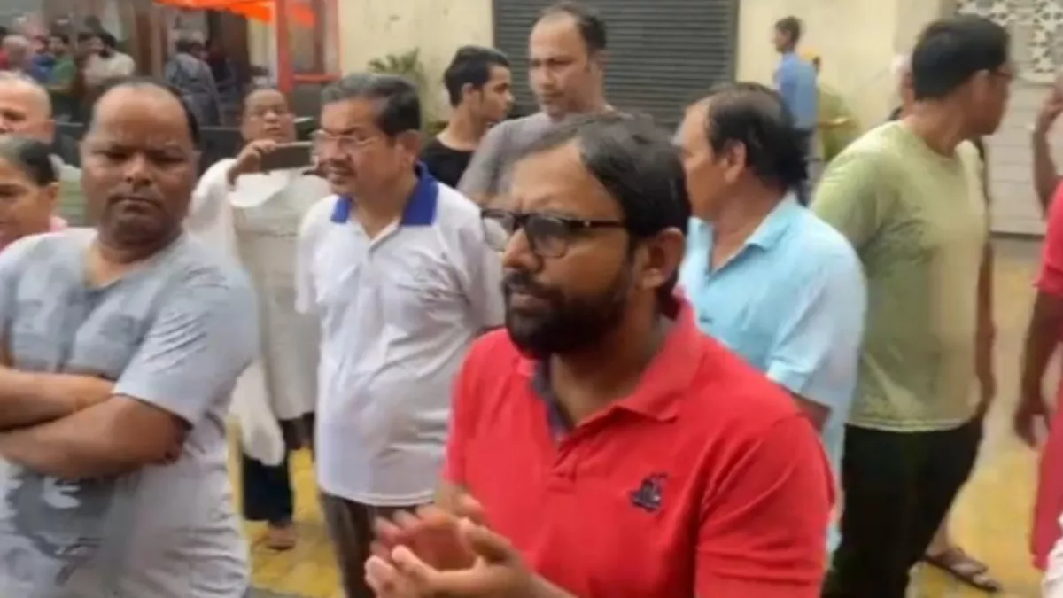 ग्रेटर नोएडा में सोसायटी से मंदिर हटाने पर हंगामा, गुस्साए लोगों ने काटा बवाल; बिल्डर को बताया हिंदू विरोधी
