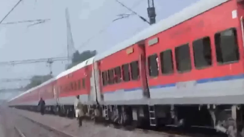 उदयपुर-खजुराहो एक्सप्रेस के इंजन में लगी आग, यात्रियों में मचा हड़कंप