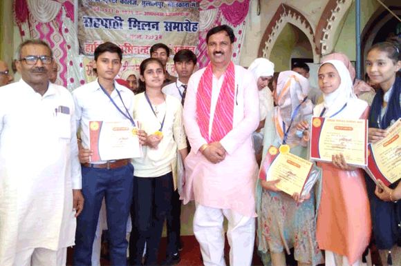 मेधावी छात्र-छात्राओं को स्मृति चिन्ह देकर किया सम्मानित
