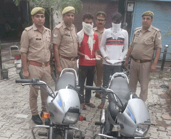 पुलिस ने मुठभेड़ में पकड़े दो शातिर वाहन चोर, चोरी की बाइकें बरामद