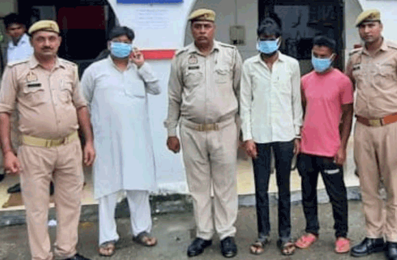 पुलिस ने तीन आरोपी किए गिरफ्तार, चोरी का सरिया बरामद