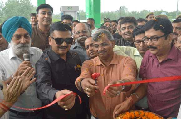 डीएम व महापौर ने किया पेट्रोल पम्प का शुभारम्भ