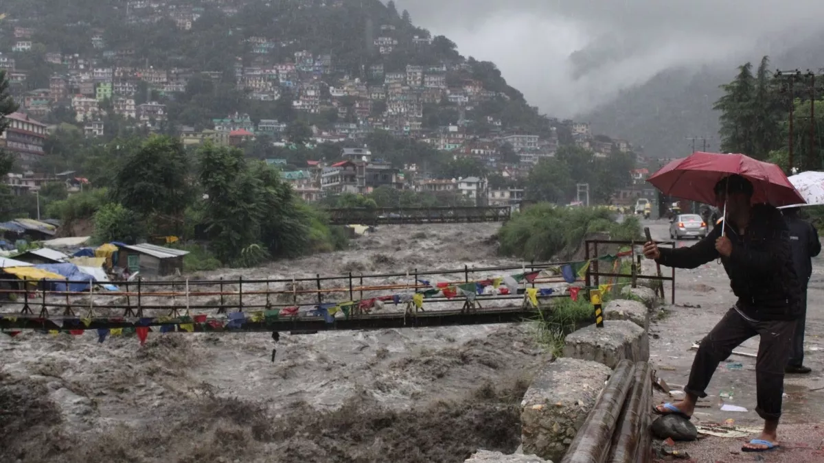 हिमाचल प्रदेश में जल्द राहत की उम्मीद नहीं, आज भी भारी बारिश की चेतावनी; 8 जिलों में येलो अलर्ट