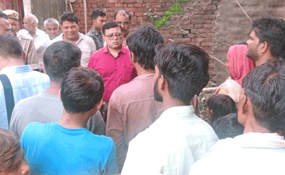 जीने के नीचे दबकर महिला की दर्दनाक मौत