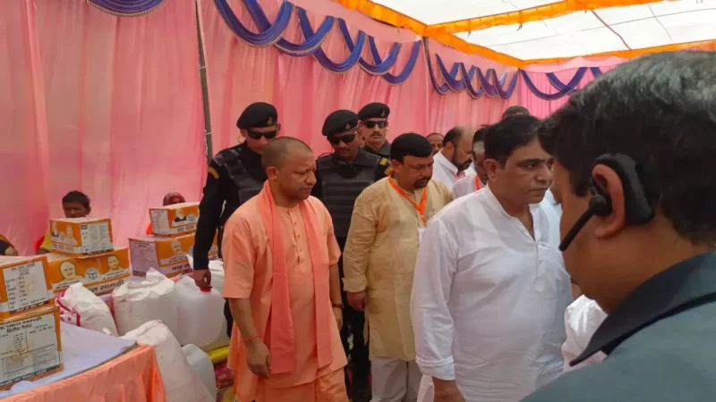 CM Yogi Visit: बाढ़ प्रभावित दर्द जानने फतेहपुर पहुंचे सीए योगी आदित्यनाथ, बांटी राहत सामग्री