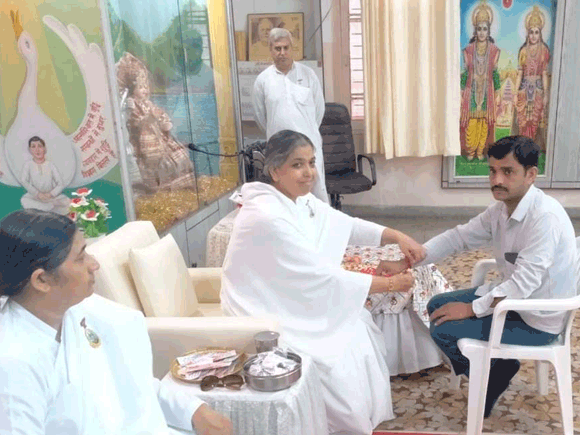 ब्रह्माकुमारी ईश्वरीय विश्वविद्यालय में मनाया गया रक्षाबंधन पर्व