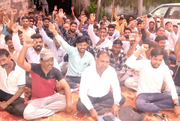 संविदा कर्मचारियों को हटाने के विरोध में अधीक्षण अभियंता के कार्यालय पर दिया धरना