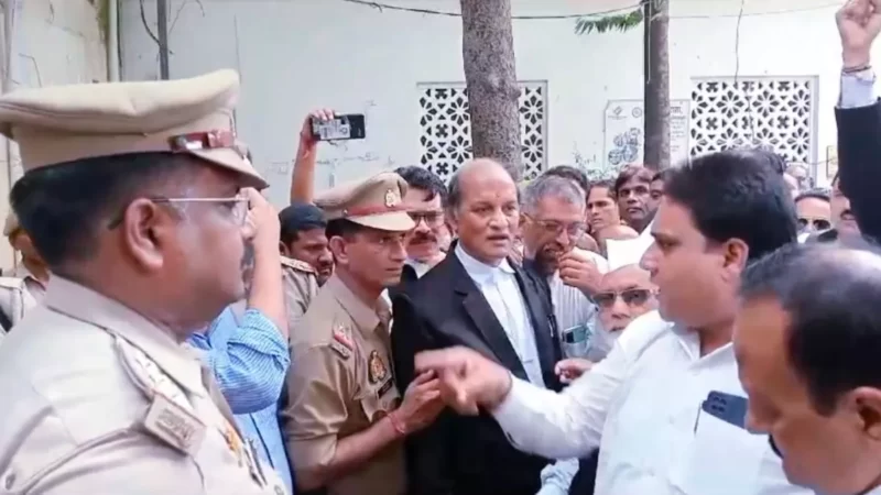 कहीं पुलिस को जड़ा थप्पड़ तो कहीं हुई धक्का-मुक्की- हापुड़ घटना के बाद वकीलों का फूटा गुस्सा
