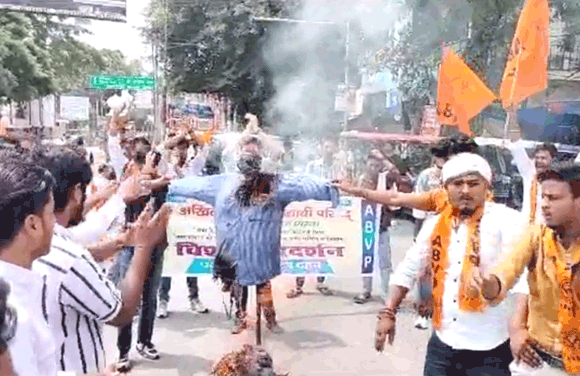 अभाविप ने फूंका कालेज प्रबंध समिति का पुतला, सौंपा ज्ञापन