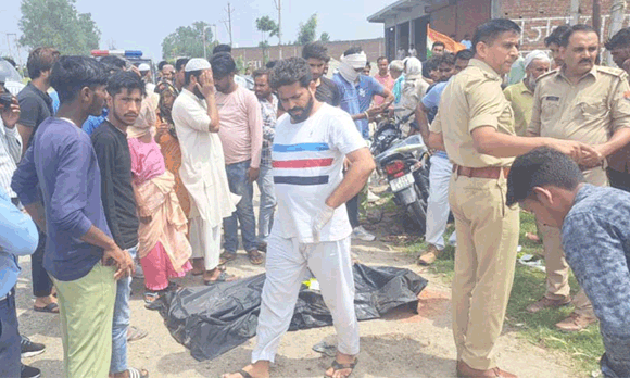 डम्पर से कुचलकर बाप-बेटी की मौत, पत्नी व बेटा घायल
