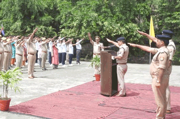एसएसपी ने पुलिसकर्मियों को दिलाई पंचप्रण की शपथ