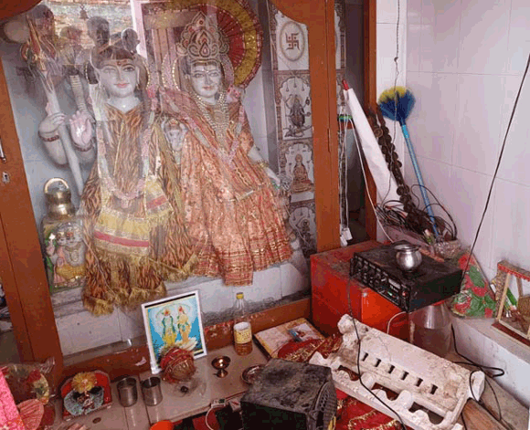अज्ञात चोरों ने मंदिर में चोरी की घटना को दिया अंजाम