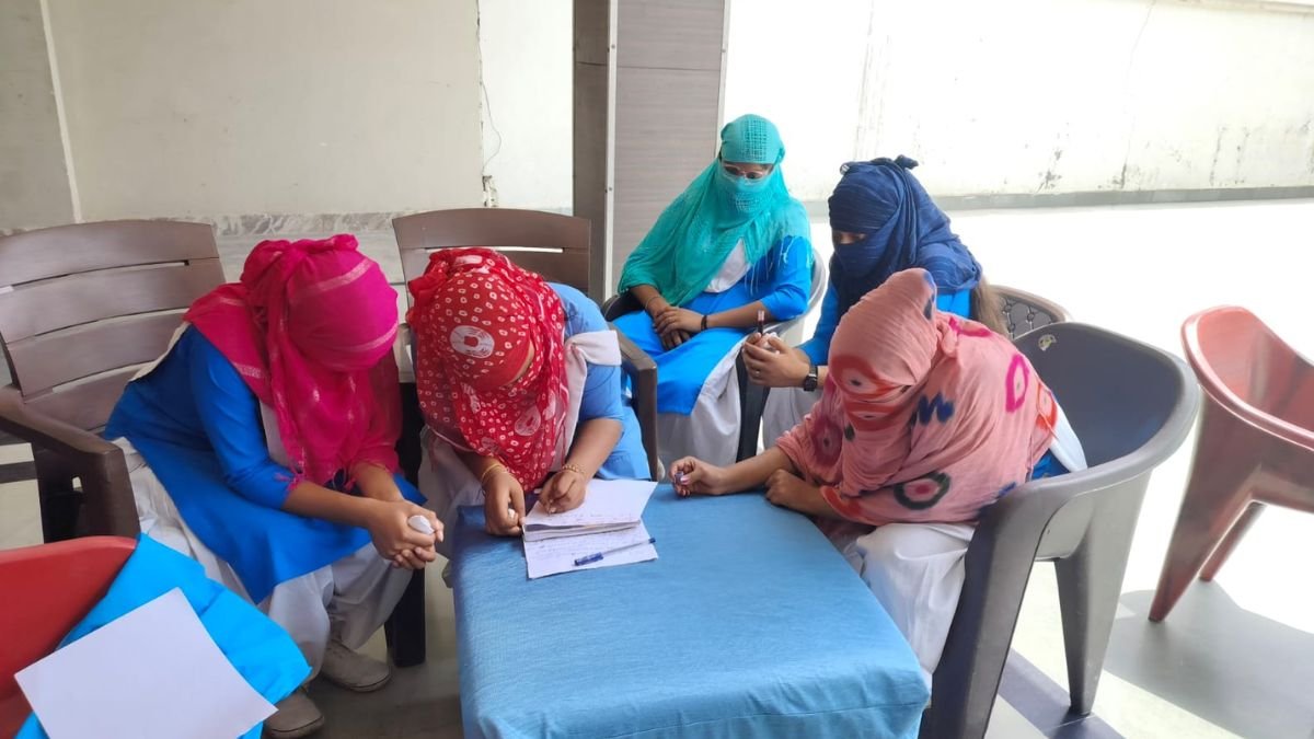 ‘बाबा जी, प्रिंसिपल हमारे साथ छेड़खानी करता है..’,गाजियाबाद में परेशान छात्राओं ने CM योगी को खून से लिखा पत्र