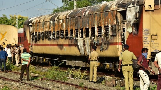 लखनऊ से रामेश्वरम जा रही ट्रेन में भीषण आग, आठ लोगों की मौत; 20 घायल