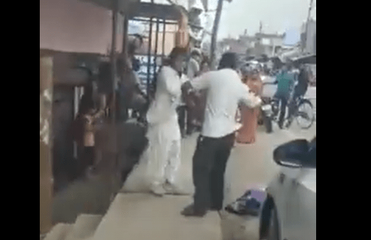 बॉयफ्रेंड के साथ घूमते देखने पर बीच सड़क युवती की बर्बरता से पीटाई-मौत