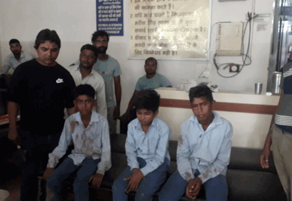 डीसीएम की टक्कर से स्कूली बच्चों से भरा टेंपो हाइवे पर पलटा, हादसे में आधा दर्जन से अधिक बच्चे हुए घायल
