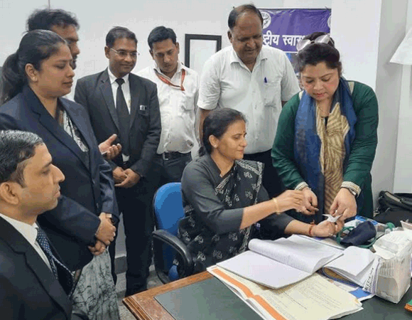 दीवानी कचहरी में नेत्र एवं स्वास्थ्य जांच कैम्प आयोजित