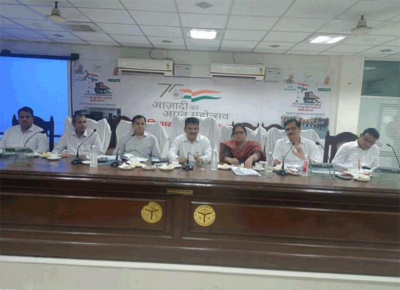 जिलाधिकारी की अध्यक्षता में हुयी विकास कार्यों की मासिक समीक्षा बैठक