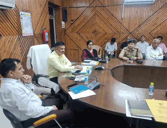 डीएम ने हिण्डन नदी को प्रदूषण मुक्त करने के लिए की बैठक