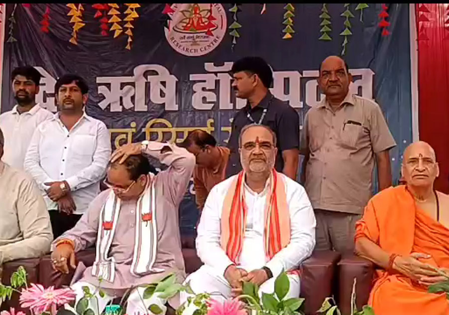 मंच पर उपस्थित भाजपा प्रदेश अध्यक्ष