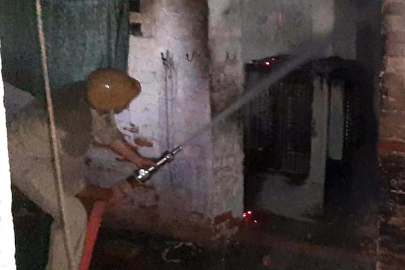 देवबंद में घर पर गिरी बिजली, सामान जलकर राख