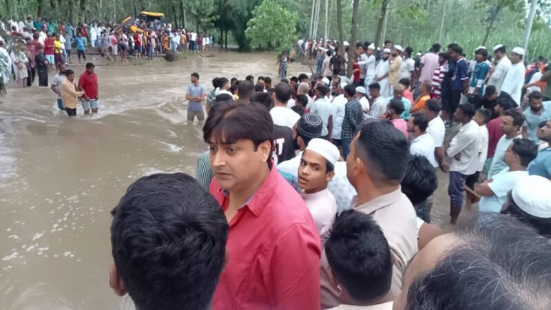 सहारनपुर में बड़ा हादसा: श्रद्धालुओं से भरी ट्रैक्टर-ट्रॉली नदी में गिरी, पांच की मौत