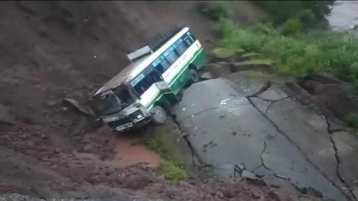हिमाचल प्रदेश में कांगू के पास सड़क धंसी, खाई में गिरी बस, कई घायल, 4 की हालत गंभीर