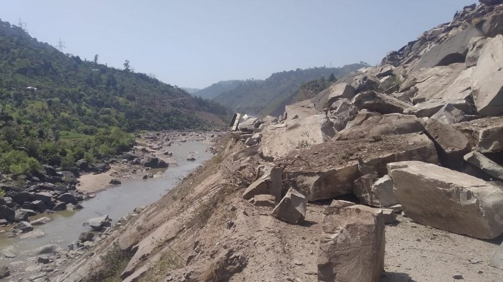 रामबन के पास नेशनल हाइवे-44 पर भारी भूस्खलन, रोकी गई अमरनाथ यात्रा