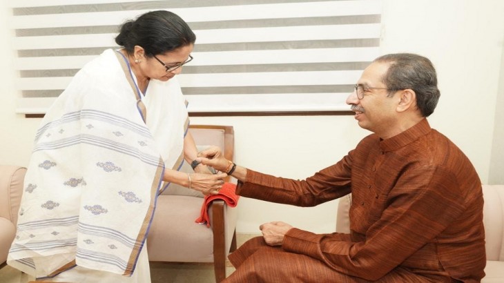 मुंबई पहुंचीं ममता बनर्जी ने उद्धव-अमिताभ को बांधी राखी