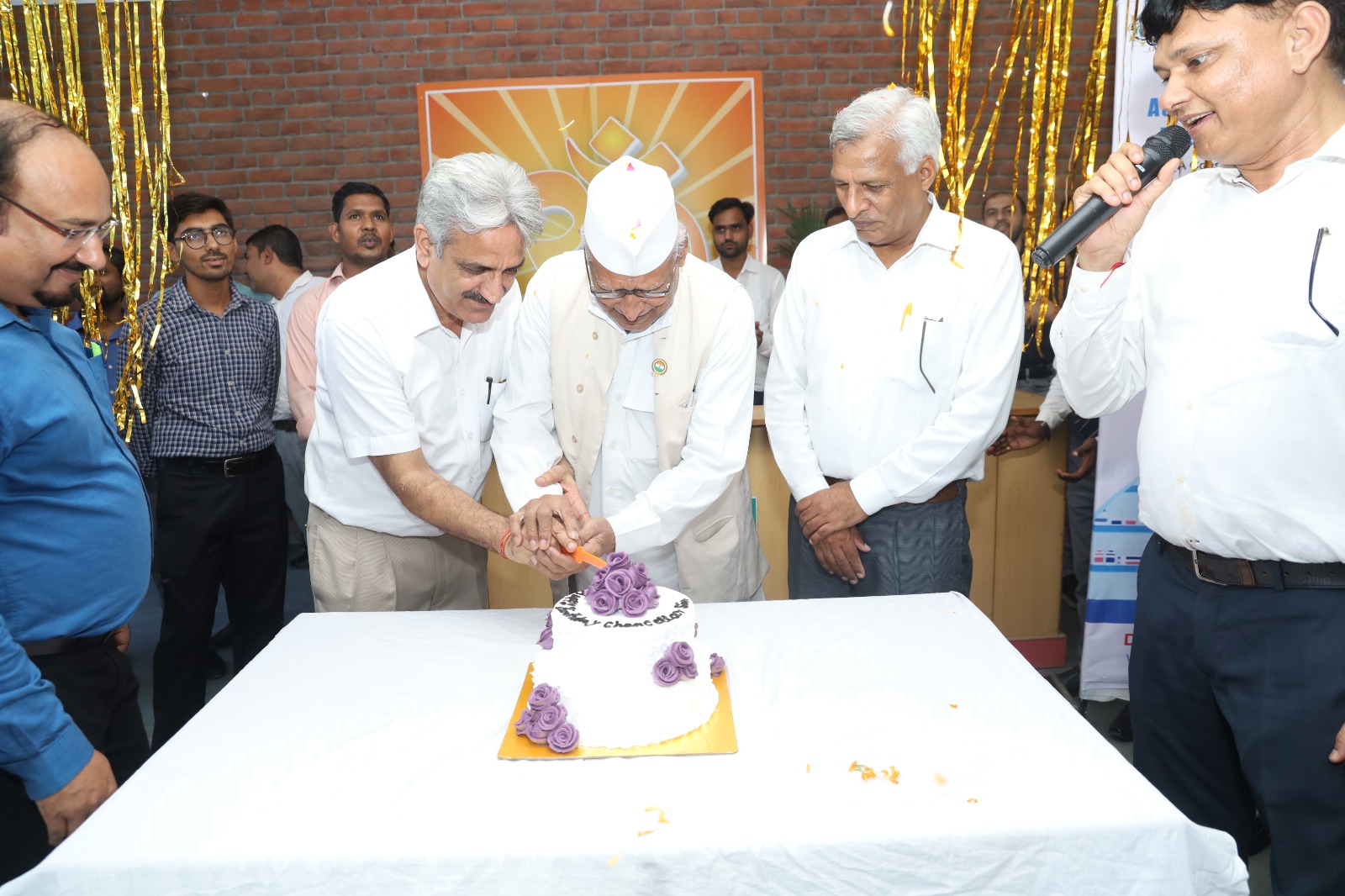 शोभित विश्वविद्यालय गंगोह में कुलाधिपति श्री कुंवर शेखर विजेंद्र जी के जन्मदिवस व विश्व फार्मासिस्ट दिवस के अवसर पर कार्यक्रम का आयोजन