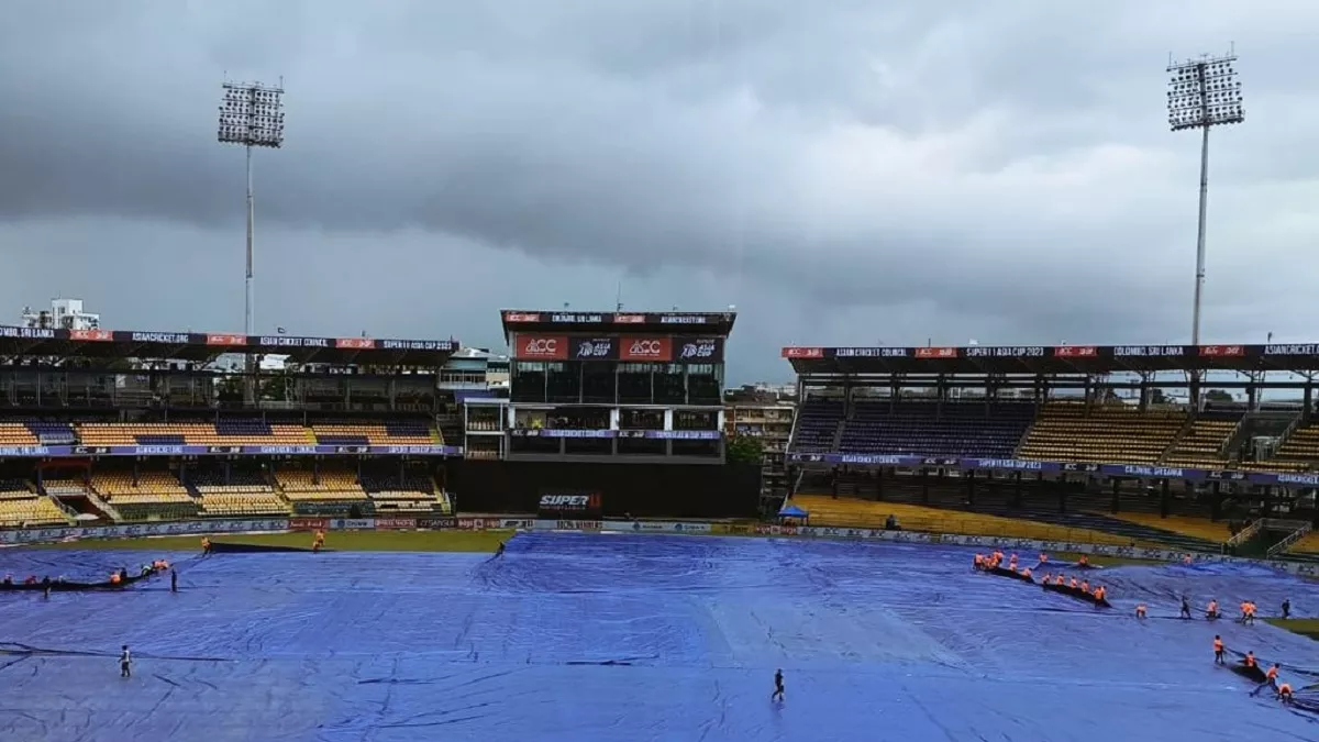 कोलंबो में रुकी बारिश, मैदान से हटाए जा रहे हैं कवर्स, आउटफील्ड गीली होने के चलते मैच में देरी