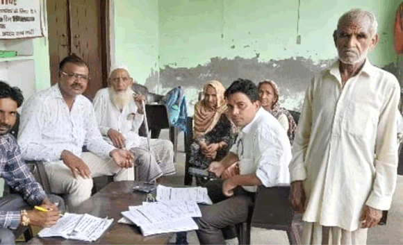 शिविर में चिकित्सकों ने रोगियों के नेत्रों की जांच