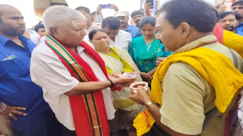 नहीं बदला लालू का ठेठ अंदाज, बढ़ती उम्र का भी दिखा असर, पूजा के बाद लिया दही-चूड़ा और चना घुघनी का आनंद