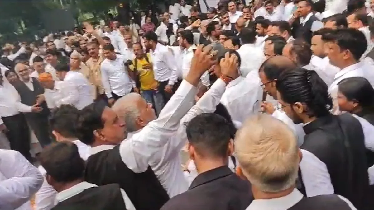 लखनऊ में सड़कों पर उतरे हजारों वकील, सरकार और अध‍िकार‍ियों का पुतला फूंका; पुल‍िस से झड़प