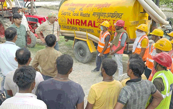 फीकल स्लज ट्रीटमेंट प्लांट का निरीक्षण करते प्रोग्राम ऑफिसर हर्ष यादव