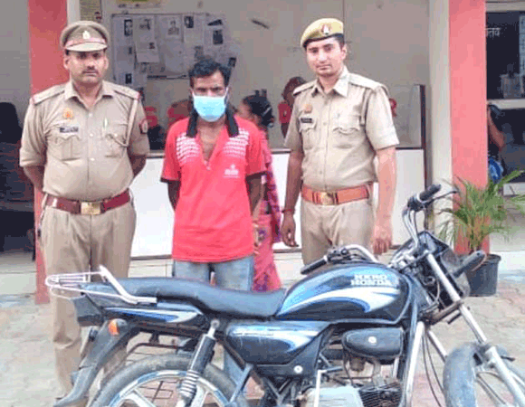 बाइक चोरी करते समय रंगेहाथ पकड़ा चोर