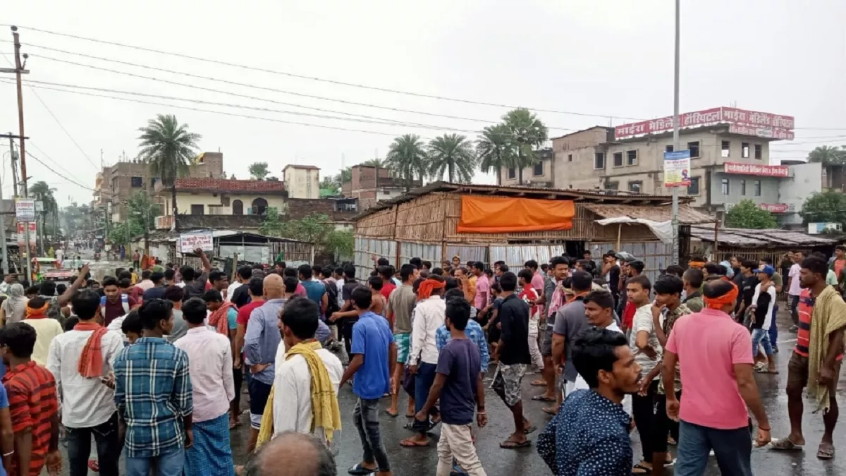 बिहार में धार्मिक स्थल में तोड़फोड़ के बाद हंगामा; लोगों ने एनएच पर लगाया जाम, मौके पर पहुंचे गिरिराज सिंह