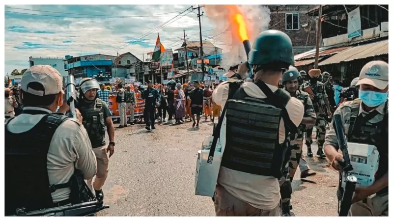 इंफाल में फिर हिंसक विरोध प्रदर्शन, डीसी ऑफिस में तोड़फोड़; दो गाड़ियां फूंकी