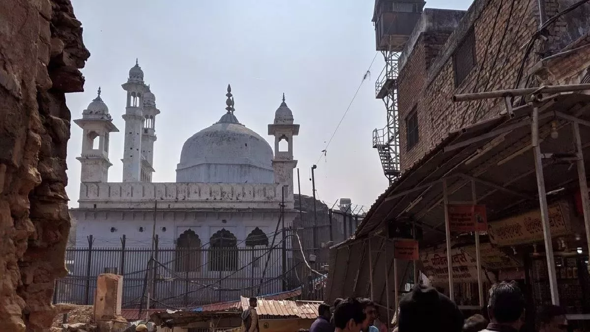 तहखाने को लेकर मंदिर-मस्जिद पक्ष आमने-सामने, पूजा-अर्चना की उठी मांग; अदालत में आज होगी सुनवाई
