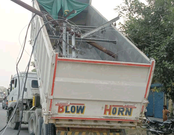 डम्पर से कुचलकर दो स्कूली छात्राओं की मौत, चालक फरार