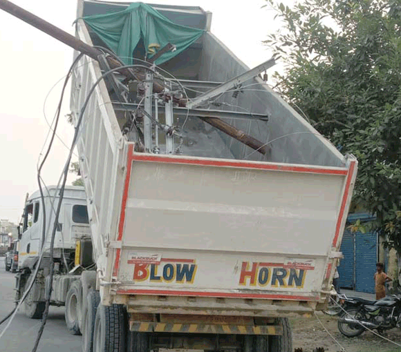 डम्पर से कुचलकर दो स्कूली छात्राओं की मौत, चालक फरार