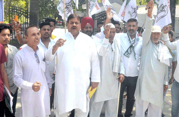 विभिन्न मांगों को लेकर मंडलायुक्त कार्यालय पर गरजे रालोद कार्यकर्ता, सौंपा ज्ञापन