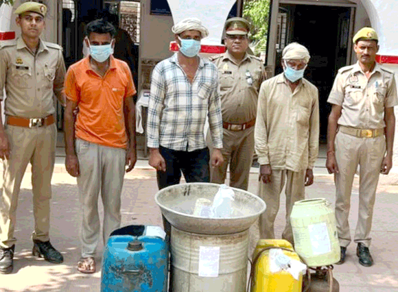 अवैध शराब बनाते तीन तस्कर गिरफ्तार, भेजे जेल