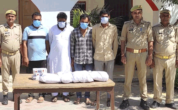 पुलिस के हत्थे चढ़े चार नशा तस्कर, गांजा व नगदी बरामद