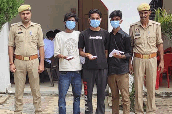 पुलिस ने तीन आरोपी किए गिरफ्तार, तमंचा बरामद