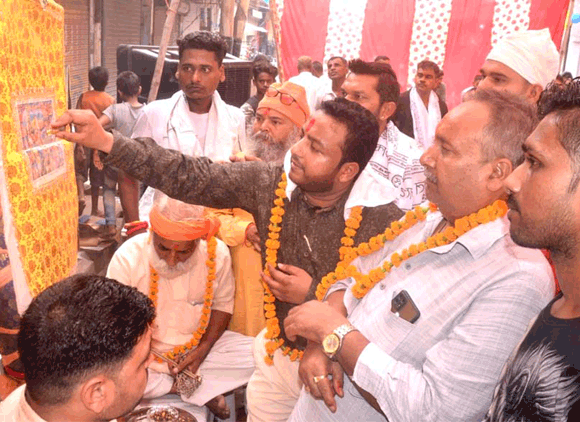 विधिविधान के साथ व्यापारियों ने किया छड़ी पूजन