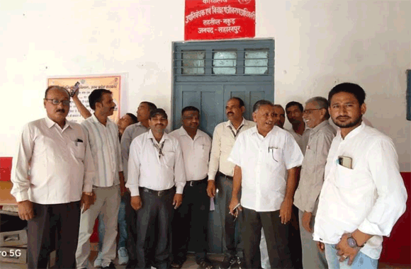 हापुड मे अधिवक्ताओ पर लाठीचार्ज के विरोध में अधिवक्ताओ ने तहसील मुख्यालय पर कार्यालयो का बहिष्कार किया