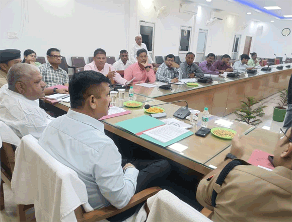 जिलाधिकारी की अध्यक्षता में हुई जिला सडक सुरक्षा समिति की बैठक