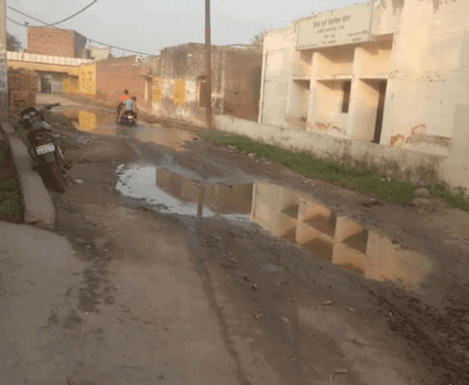 टाबर की पीएचसी के बाहर रास्त मे भरा गंदा पानी